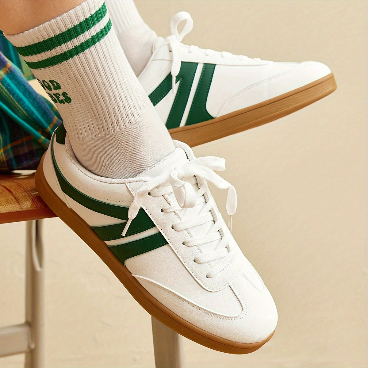GR | Comfortable women's sneakers in solid colors