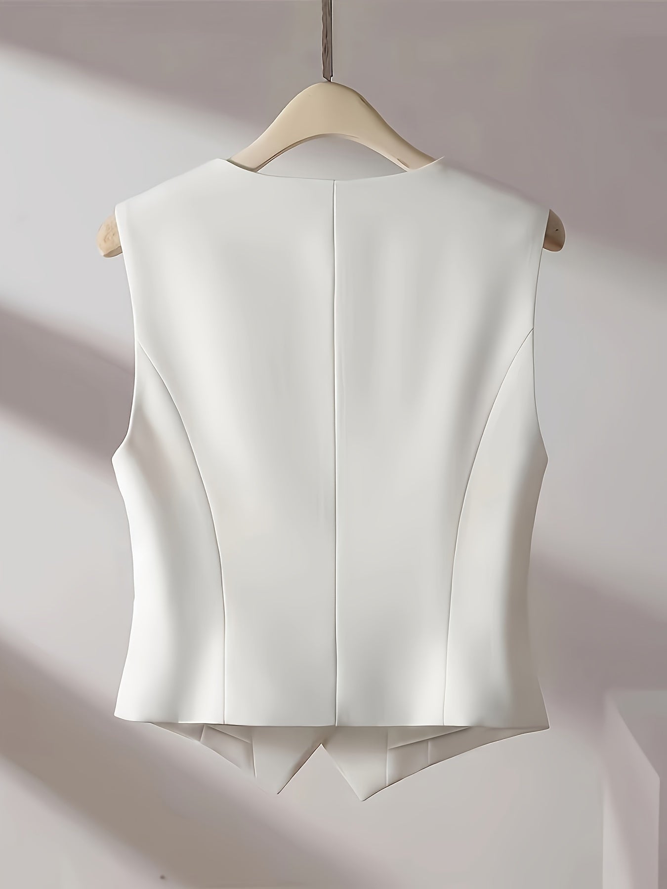 GR | Solid color sleeveless vest with V-neck and button closure