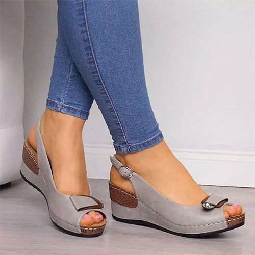 Sandals with fish-mouth buckle