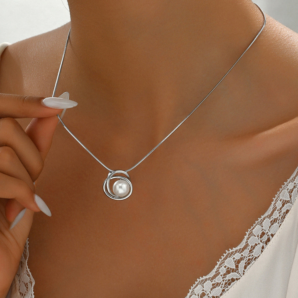 GR | Women with Mother-of-Pearl Pendants