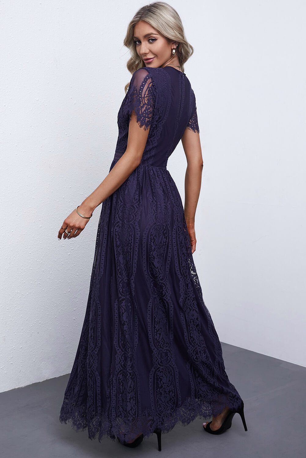 GR | Lace Plunge Kleid Mit Gewelltem Saum