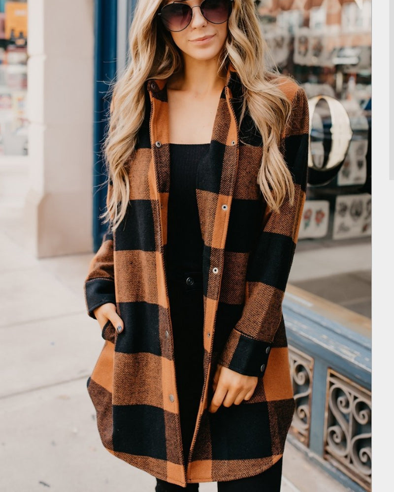 Checkered, mid-length coat with long sleeves