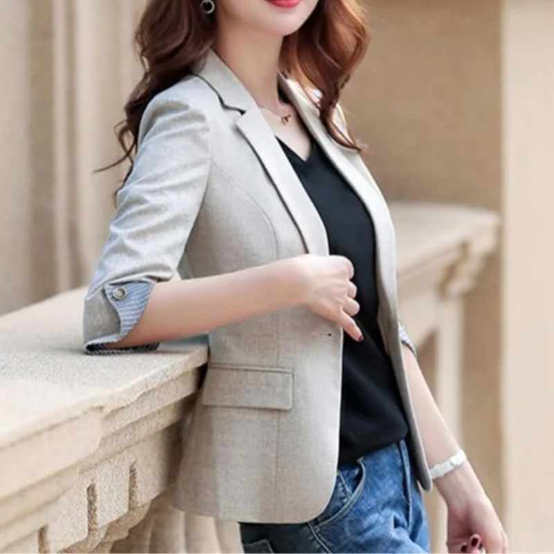 GR | Elegant women's blazer with button details. Ideal for the office.