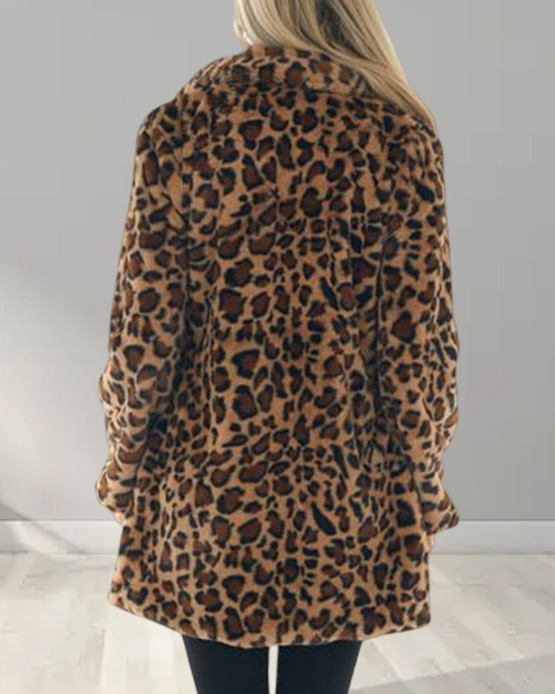 WildElegance: Plush jacket with leopard print