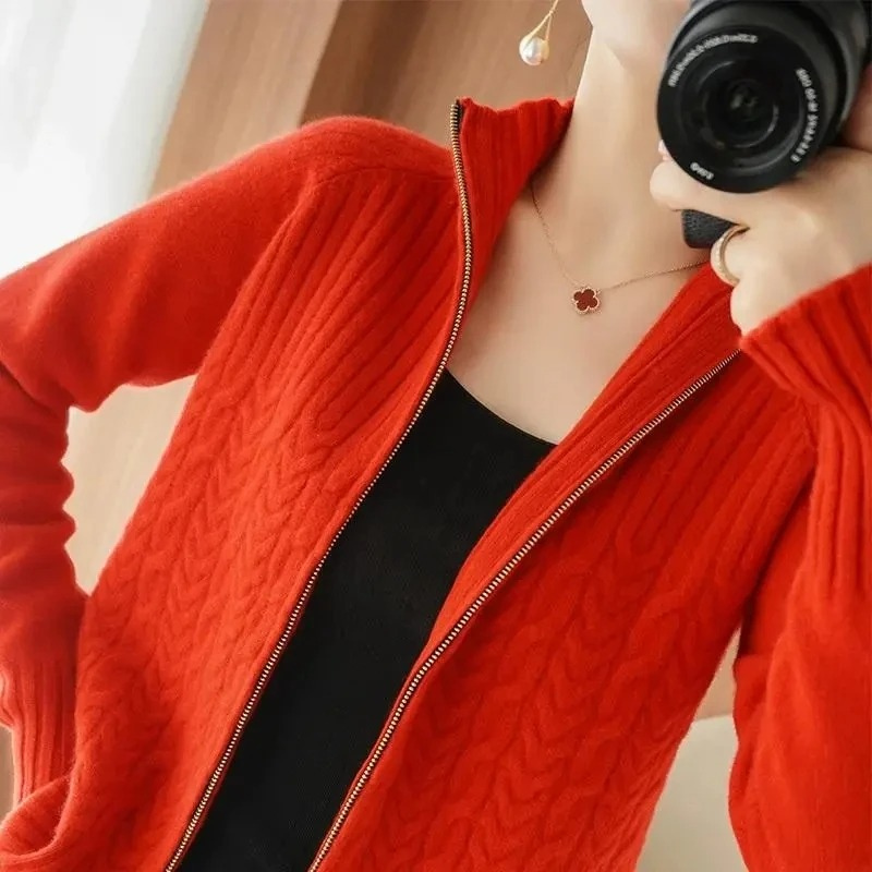 GR | Women's knitted jacket with zipper and cable knit details