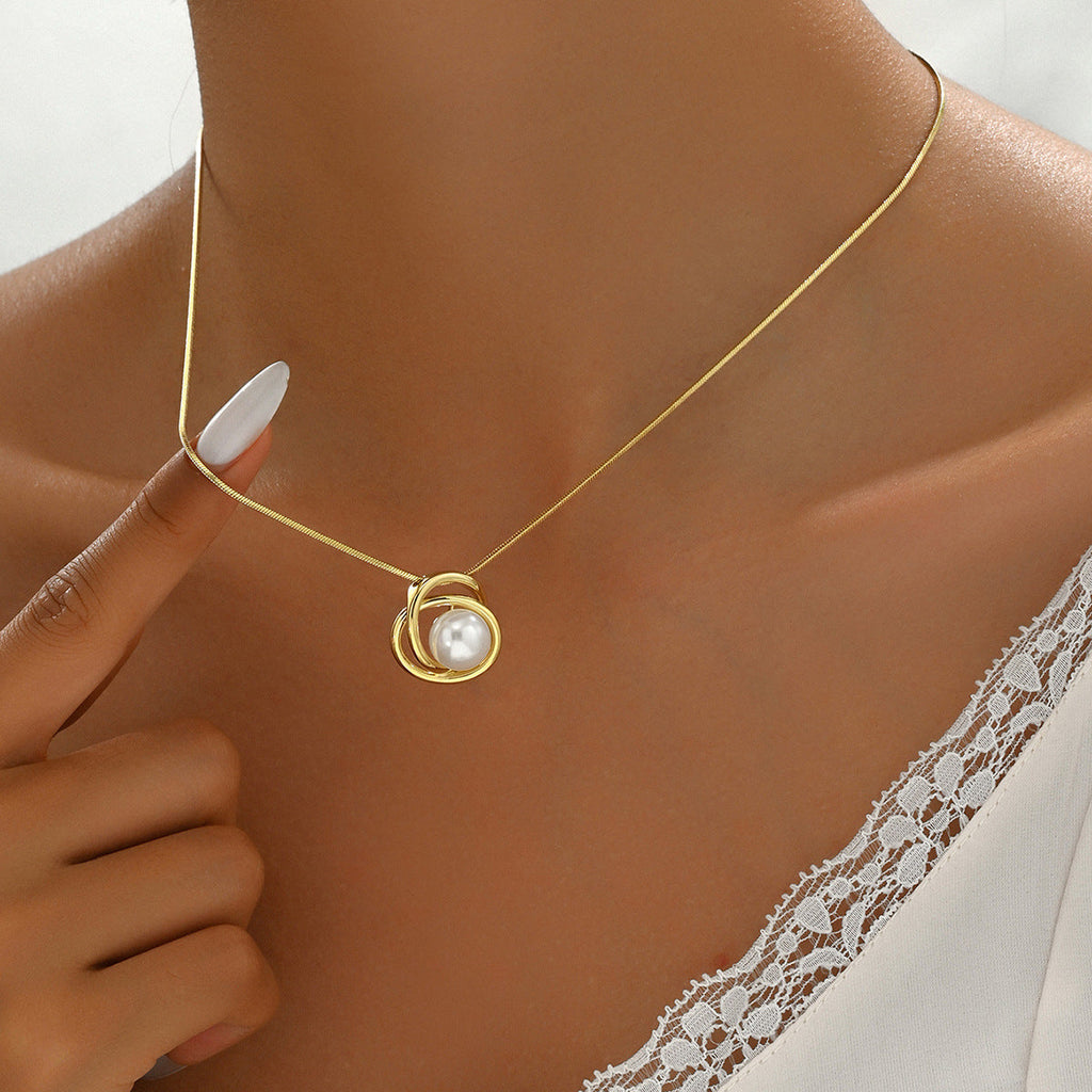 GR | Women with Mother-of-Pearl Pendants