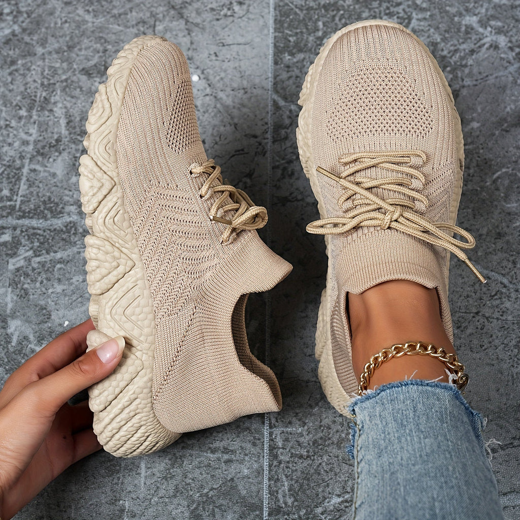 GR | Breathable low-top sneakers in a solid color