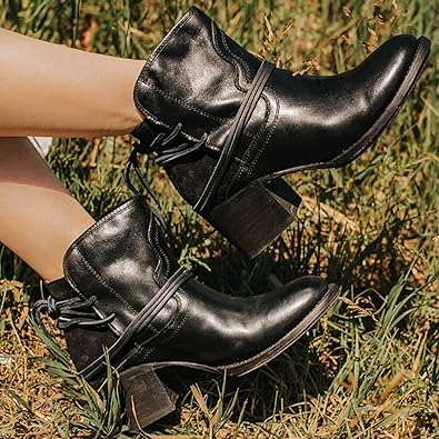 GR | Leather boots with a modern design for women