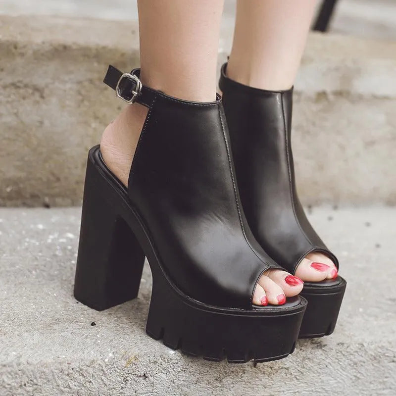 GR | Sandals with a thick heel