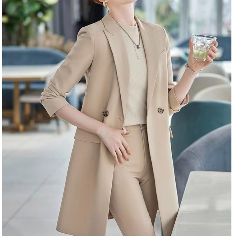 GR | Elegant long women's blazer with flap pockets and lapel collar