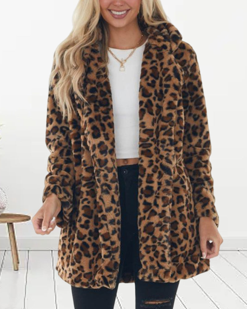 WildElegance: Plush jacket with leopard print