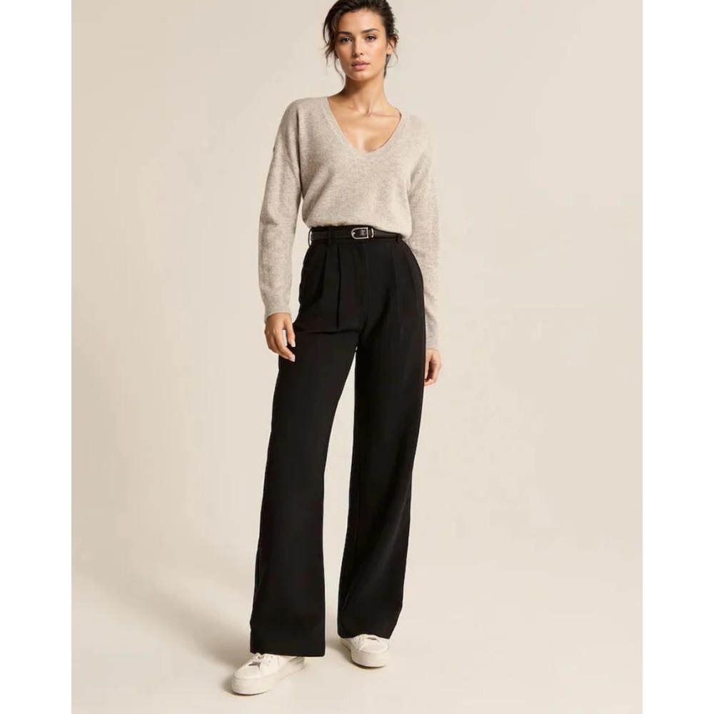 Wide-legged trousers
