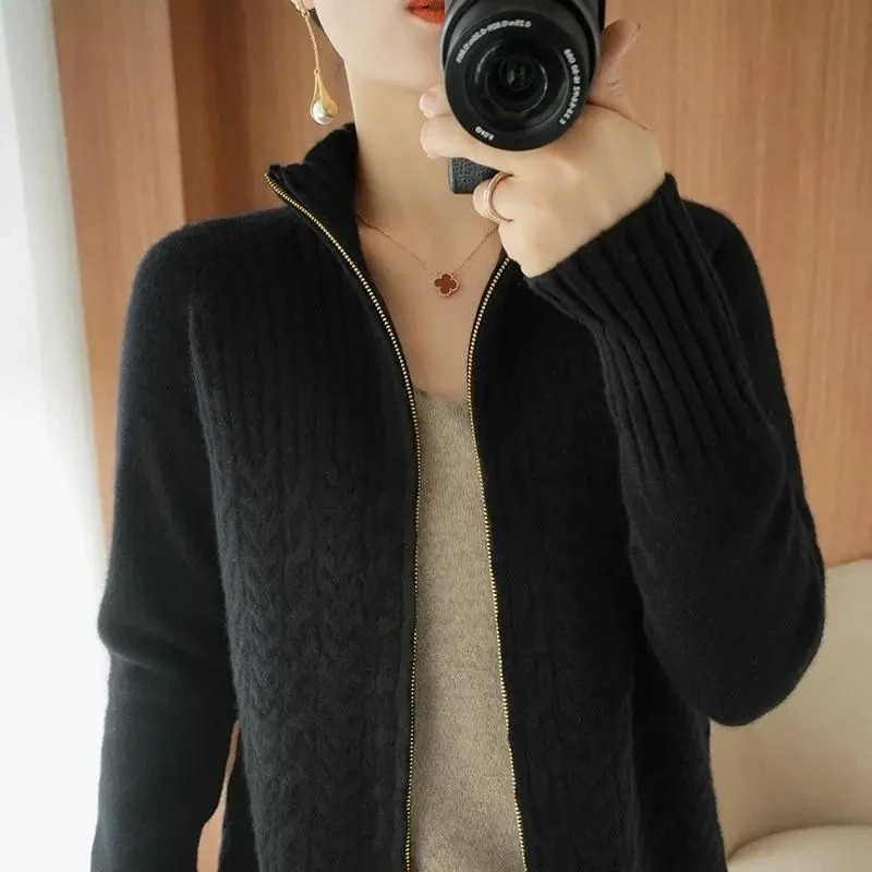 GR | Women's knitted jacket with zipper and cable knit details