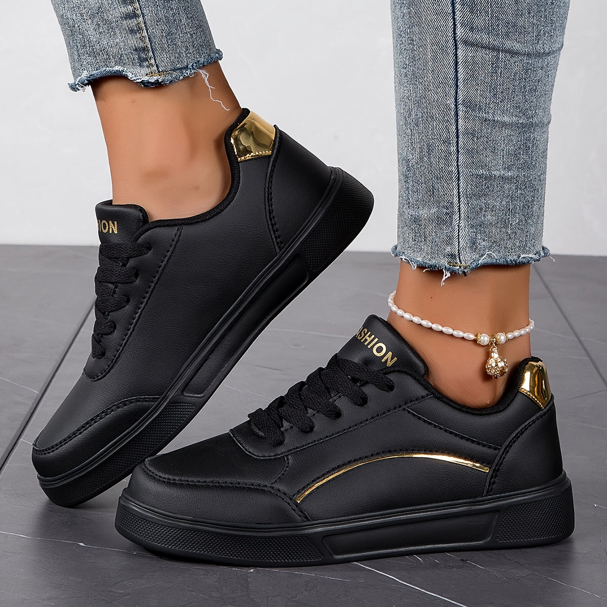 GR | Women's sneakers in a solid color design with laces and a soft sole
