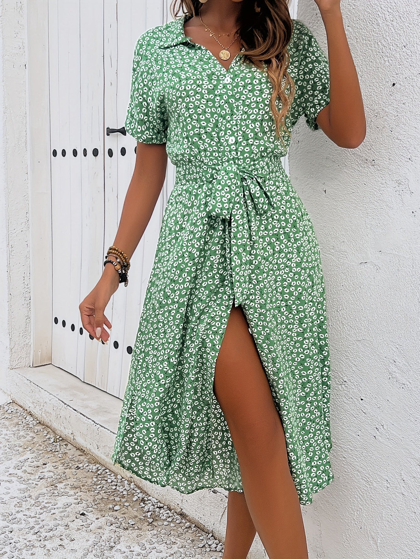 GR | Elegantes Midikleid mit Blumen und Gürtel, Kurze Ärmel, Knopfverschluss