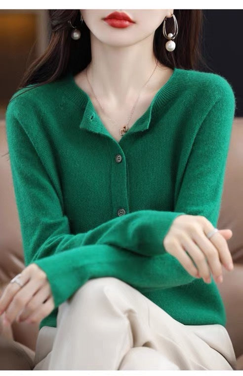 GR | Merino wool cardigan with round neck and long sleeves