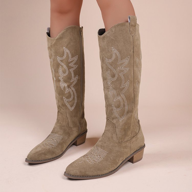 GR | Embroidered V-cut boots