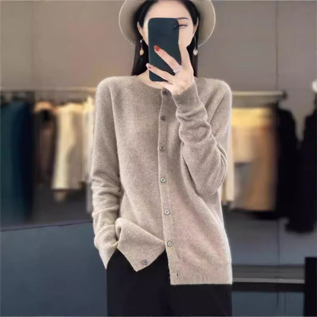 GR | Merino wool cardigan with round neck and long sleeves