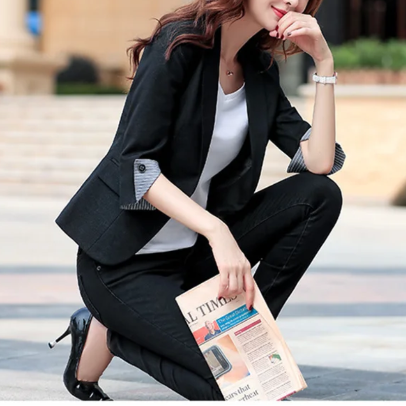 GR | Elegant women's blazer with button details. Ideal for the office.