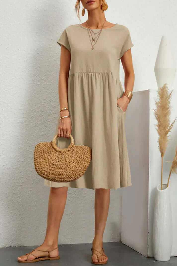 GR | Plain, casual dress with short sleeves and a round neckline