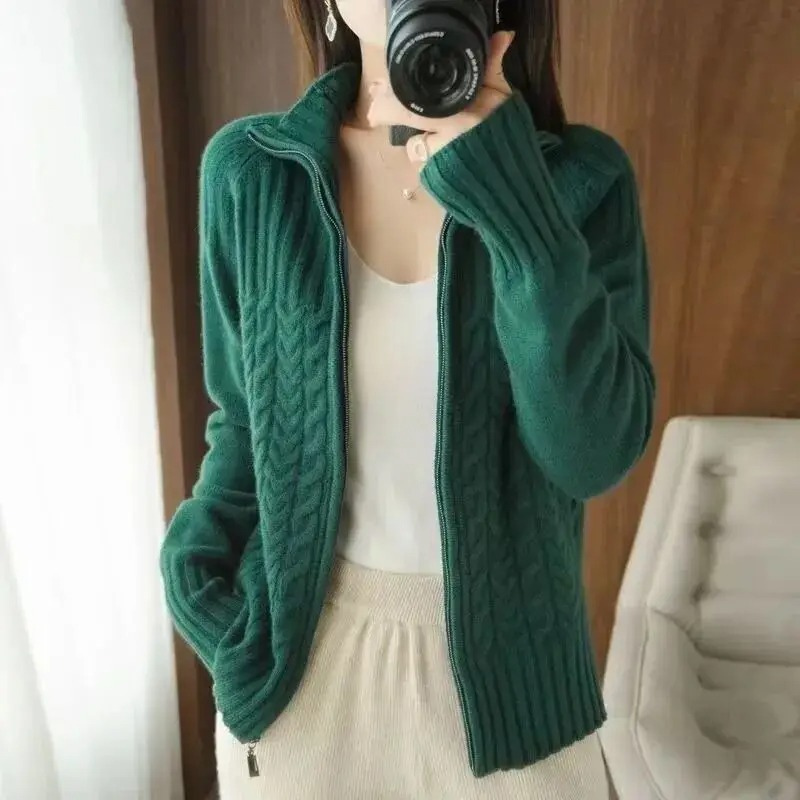 GR | Women's knitted jacket with zipper and cable knit details