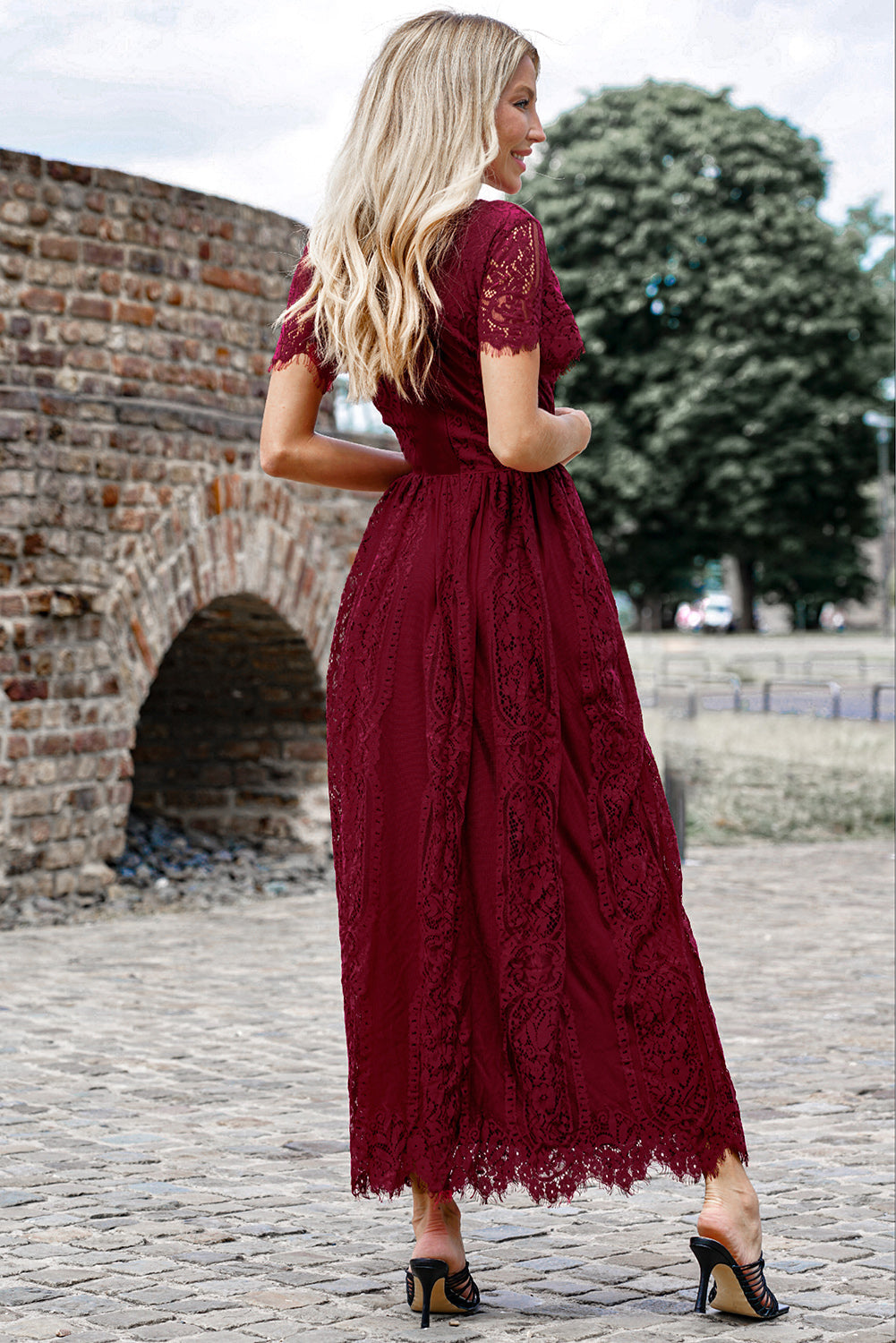 GR | Lace Plunge Kleid Mit Gewelltem Saum
