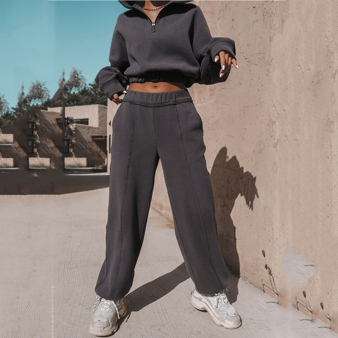 GR | Part sporty cropped sweatshirt with jogging bottoms - Women's pullover tracksuit with zipper and elastic waistband