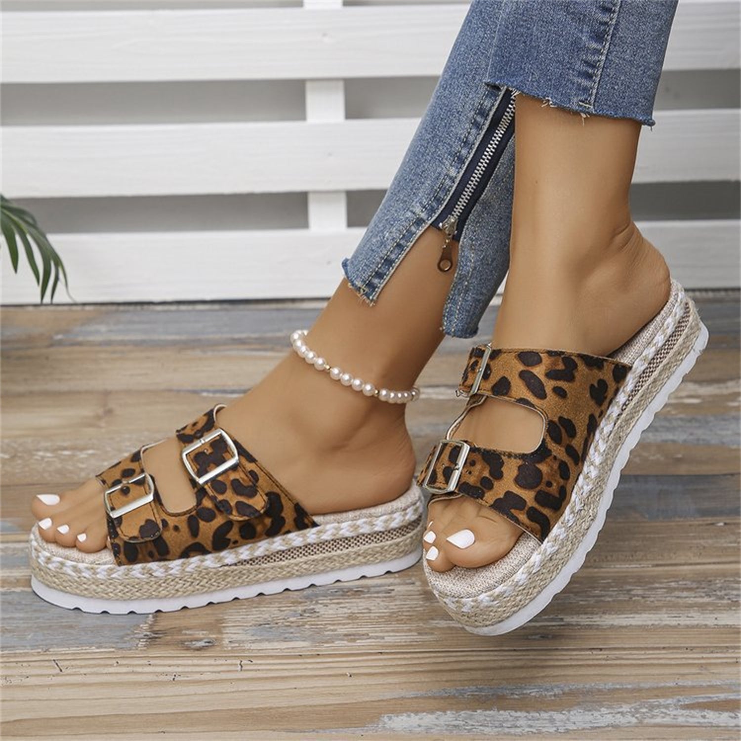 GR sandals with double buckle and leopard print