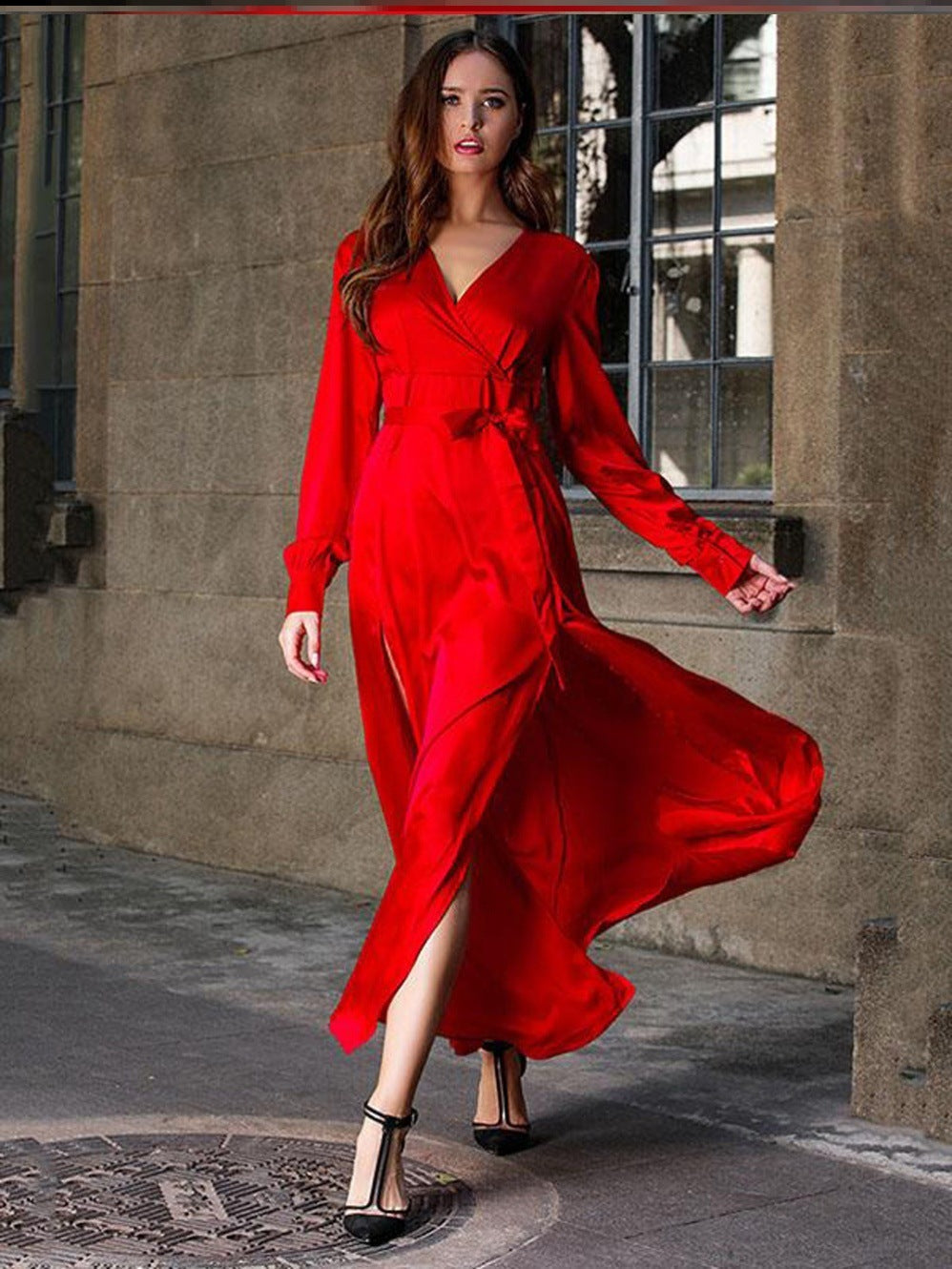 GR | Elegant dress with long sleeves, V-neck, and a split long skirt 