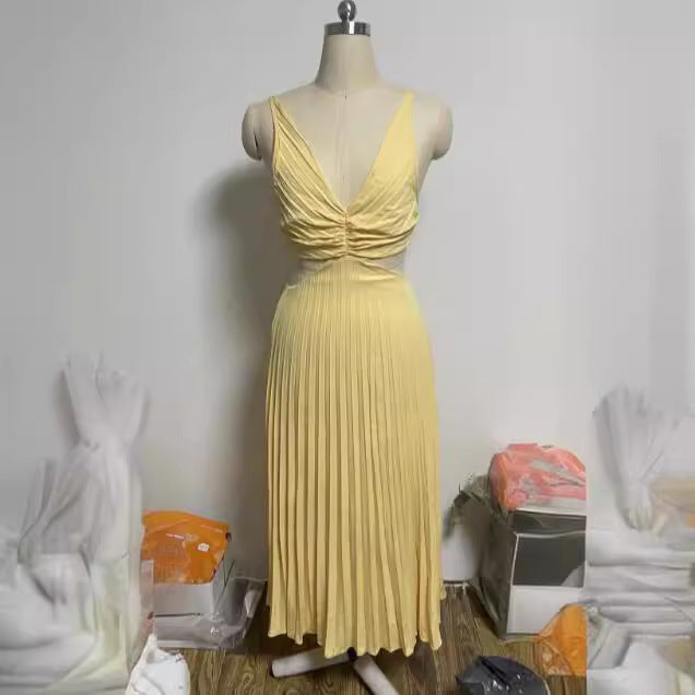 GR | Sleeveless V-neck dress with pleats and open back