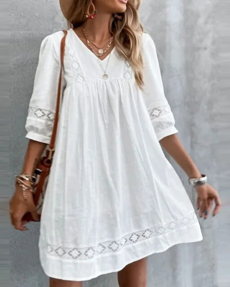 GR | Dress made of solid color lace with a V-neck and three-quarter sleeves