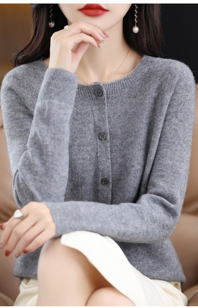 GR | Merino wool cardigan with round neck and long sleeves