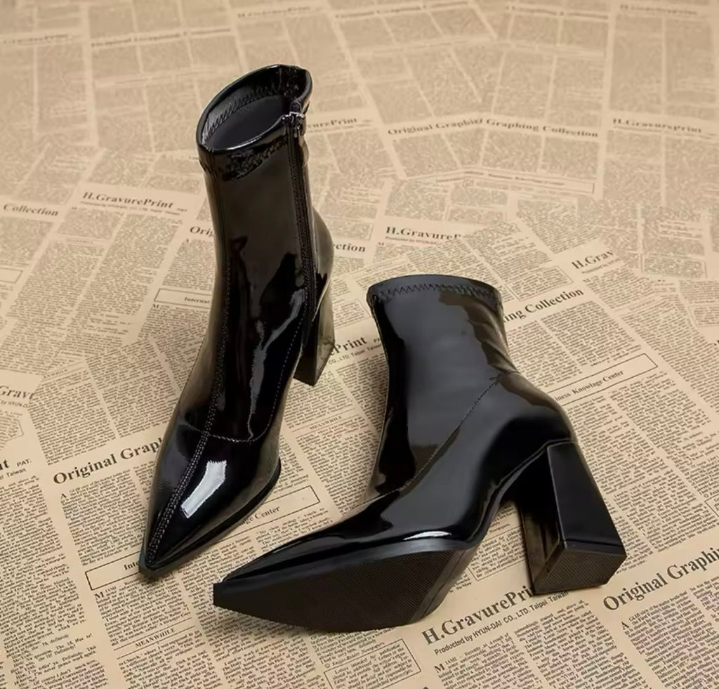 GR | Patent leather ankle boots with block heel