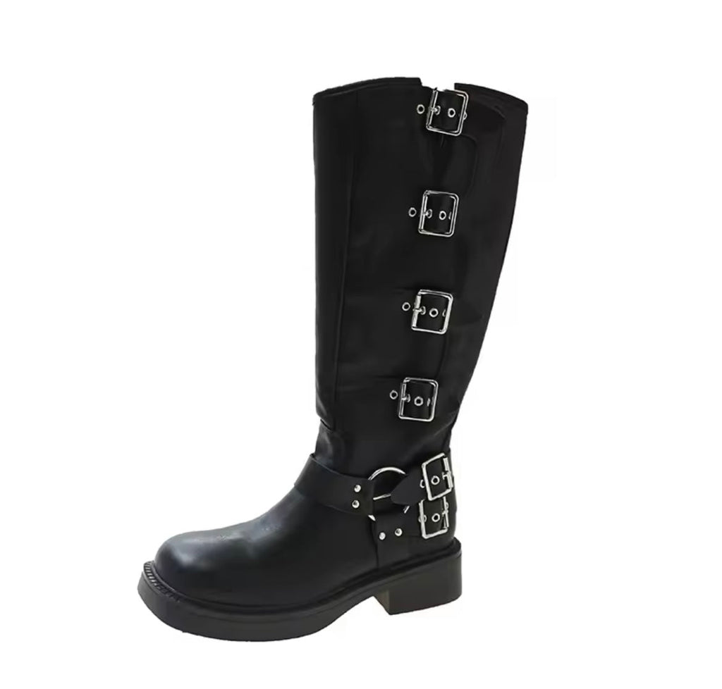 GR | Boots with buckles and heel