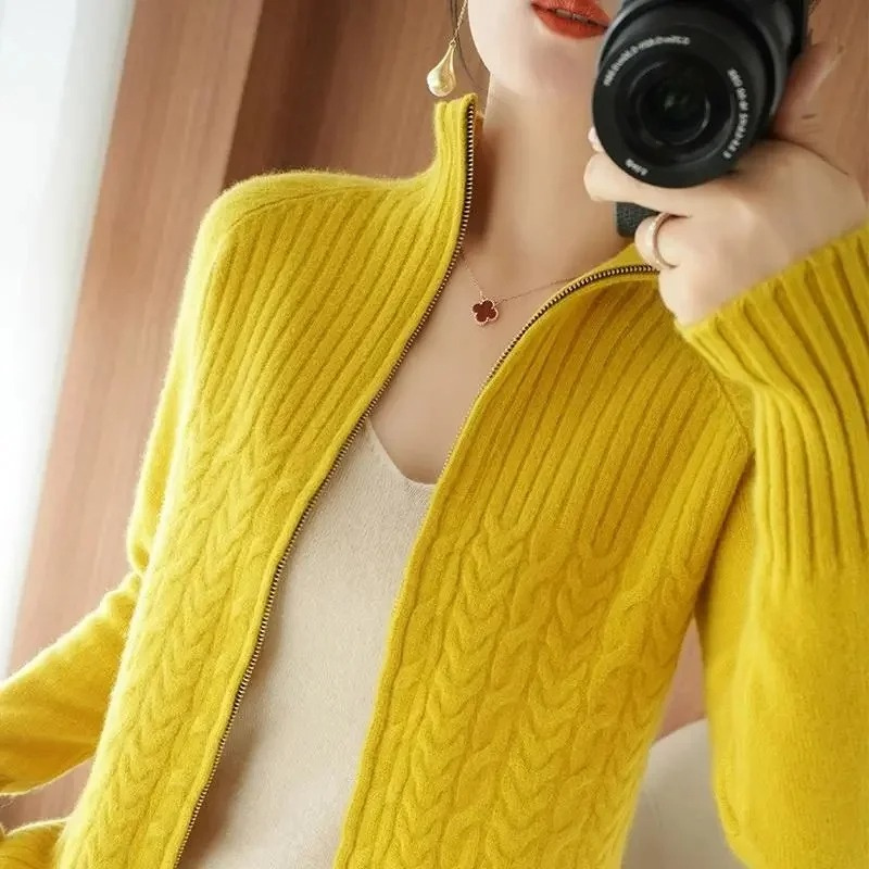 GR | Women's knitted jacket with zipper and cable knit details