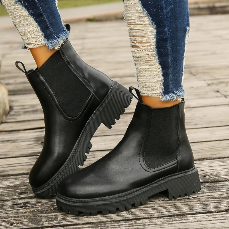 GR | Women's leather Chelsea boots with pull tabs