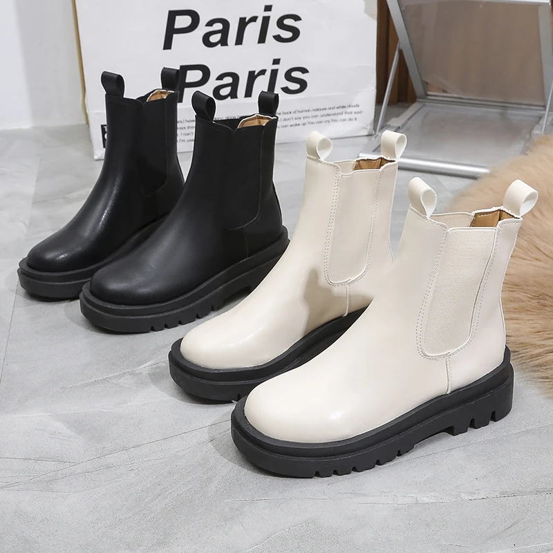 GR | Women's Chelsea Boots with Elastic Sides and Pull Tabs