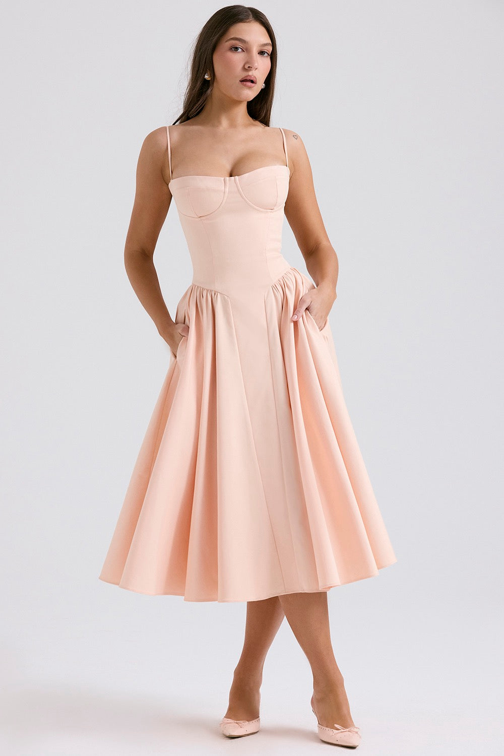 GR | Taillenformendes Sommerkleid