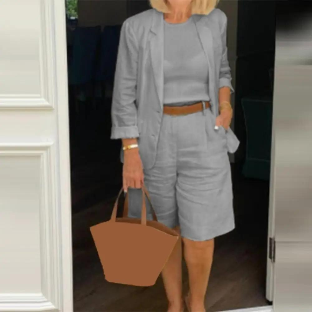 GR | Luxurious blazer and shorts ensemble for women