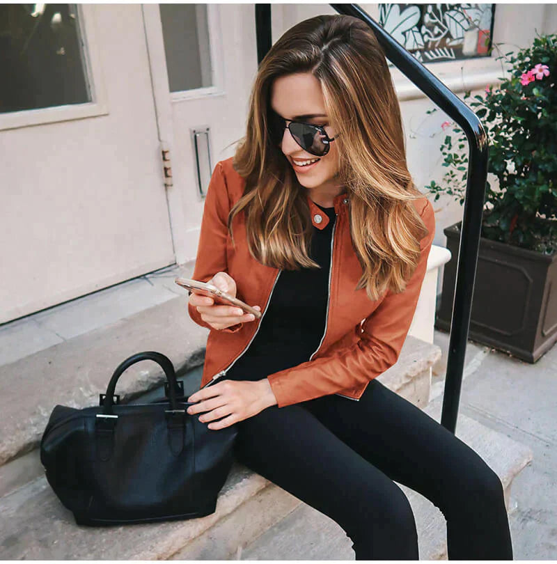 GR | Elegant leather jacket for women.