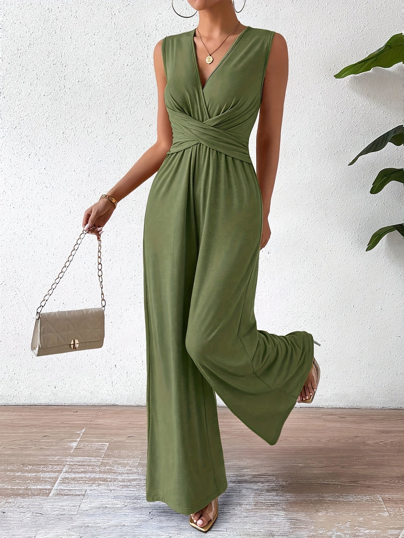 GR | Elegant sleeveless jumpsuit with a flattering fit