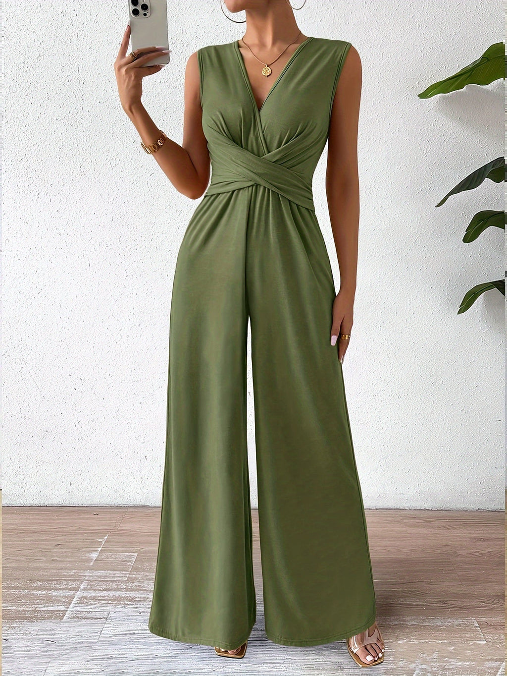 GR | Elegant sleeveless jumpsuit with a flattering fit