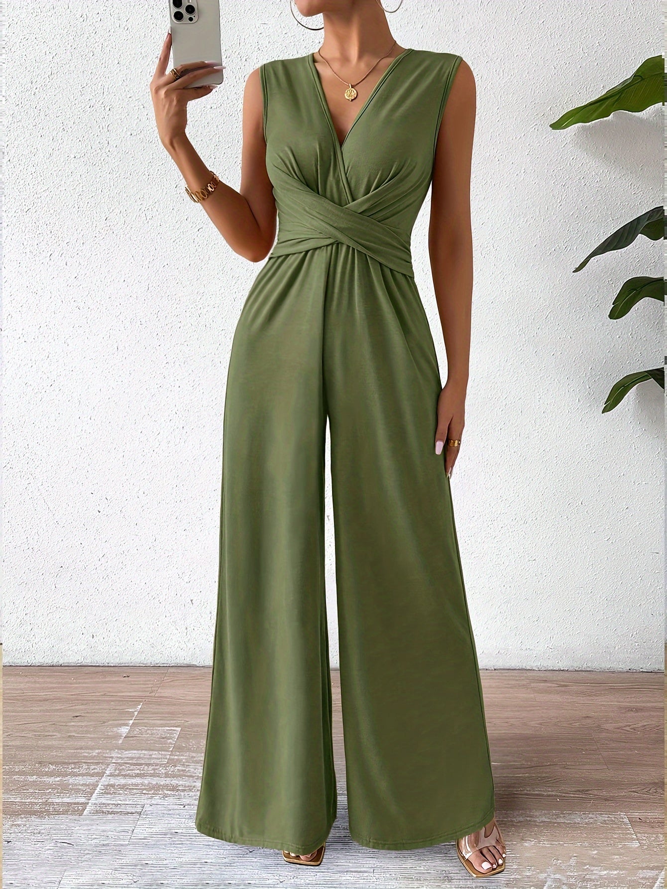 GR | Elegant sleeveless jumpsuit with a flattering fit