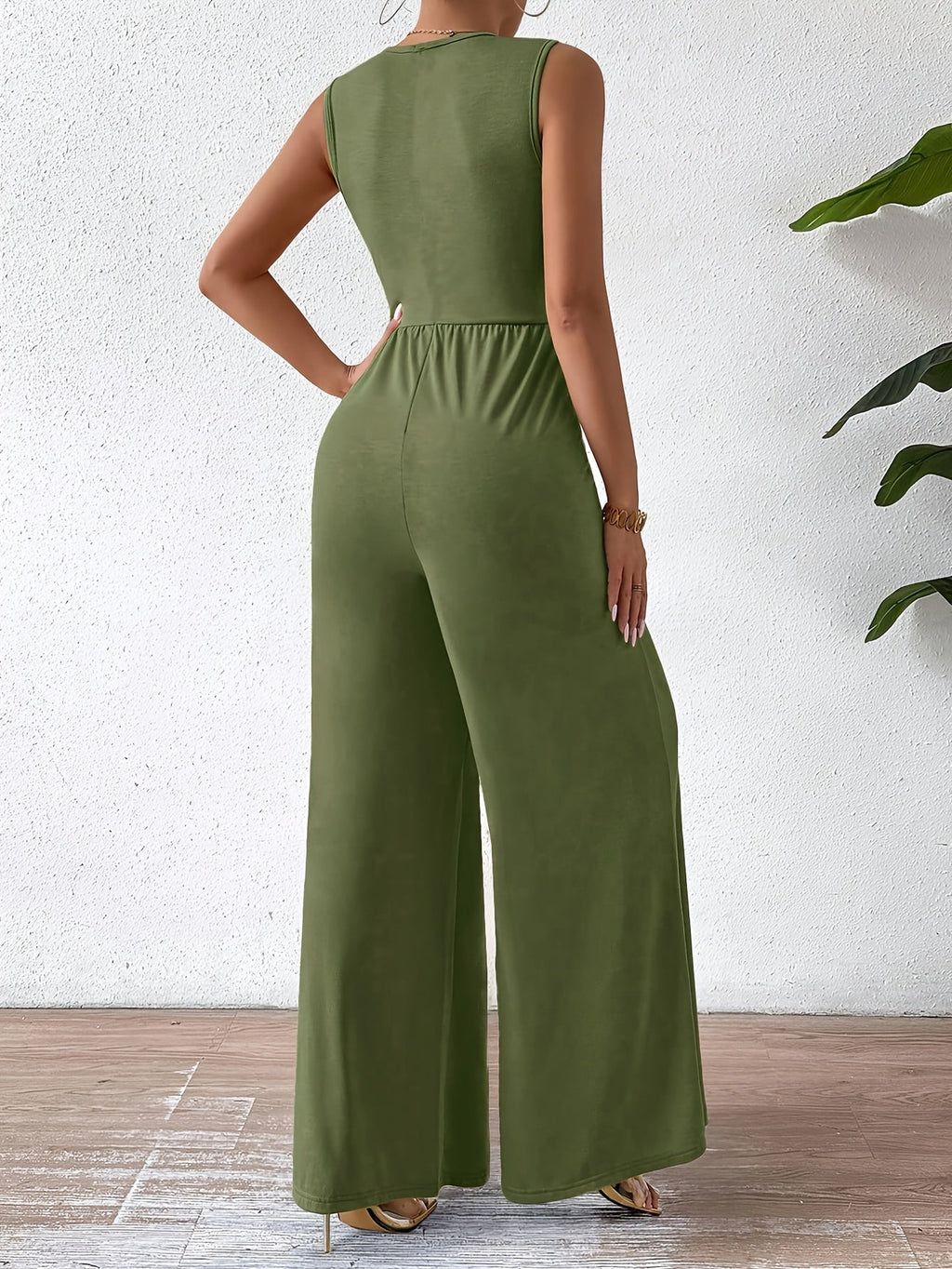 GR | Elegant sleeveless jumpsuit with a flattering fit