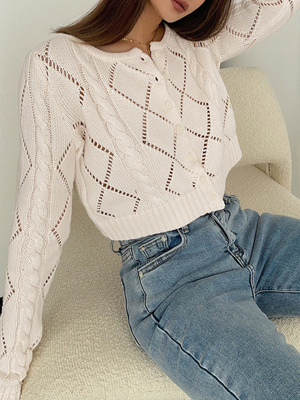 Gestricktes Top mit Ösenknöpfen