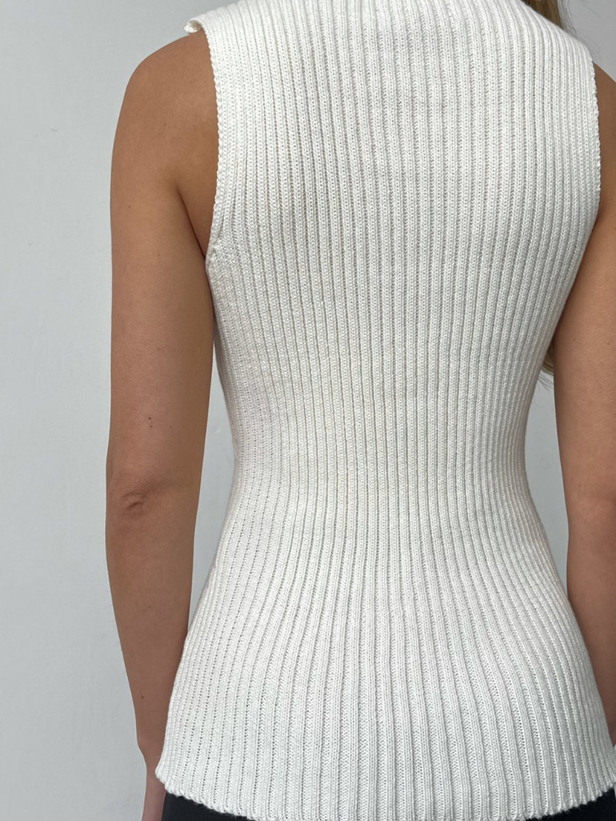 GR | Minimalist Ribbed Back Cutout Top