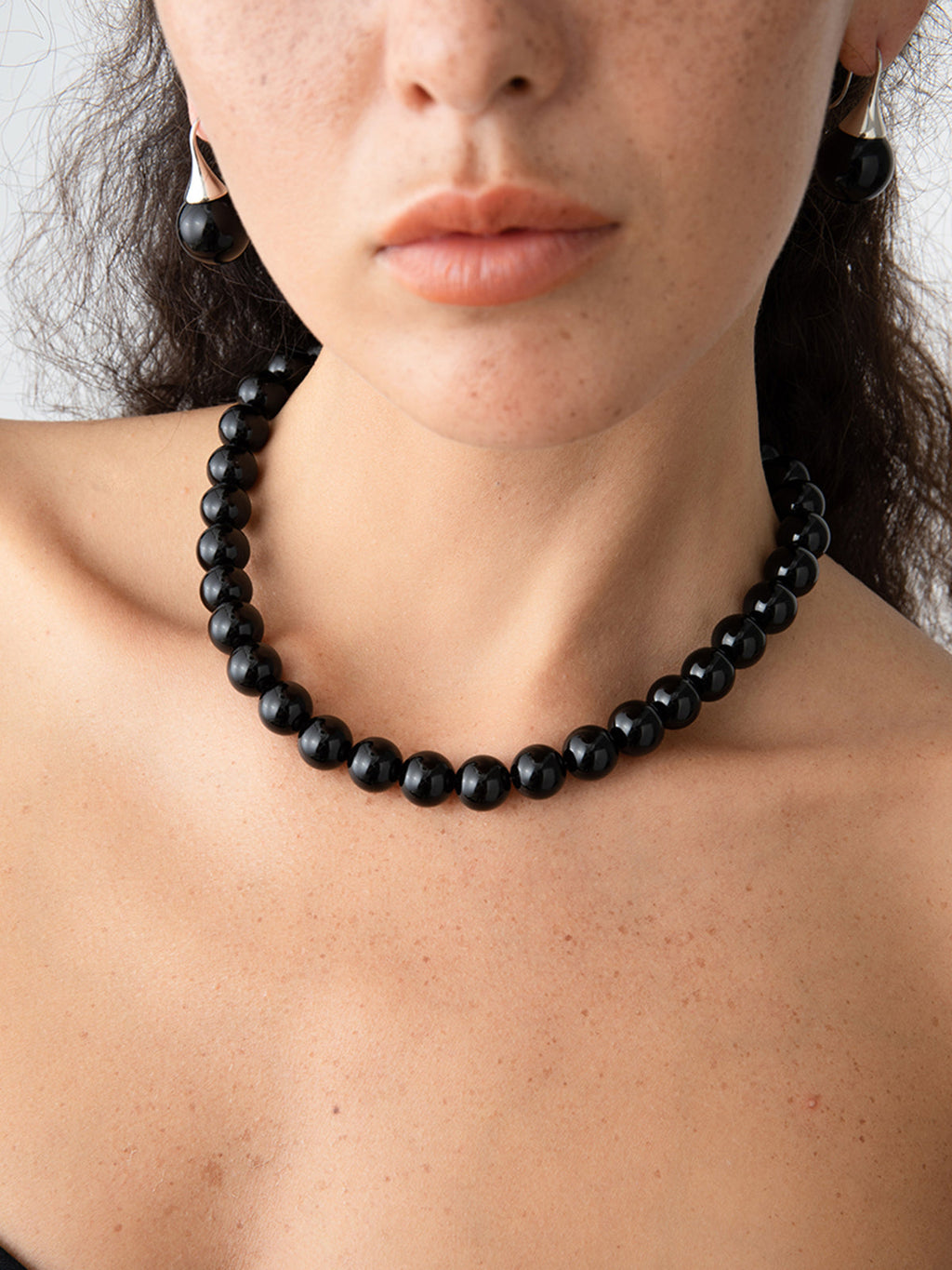 GR | Elegant Black Pearl Necklace with Refined Charm for Women
