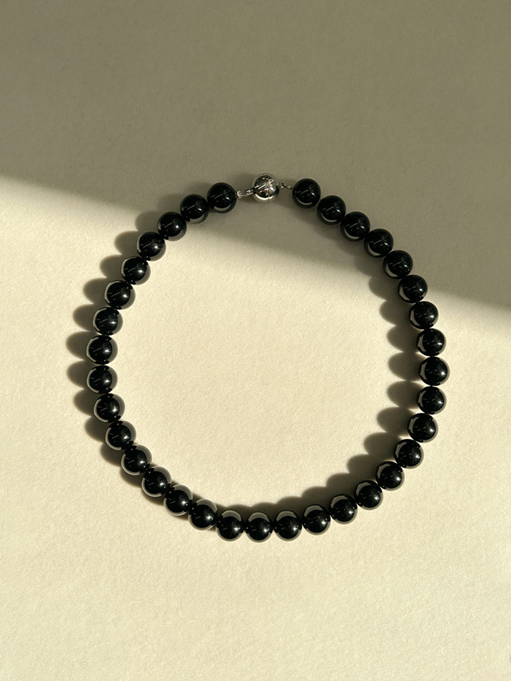 GR | Elegant Black Pearl Necklace with Refined Charm for Women