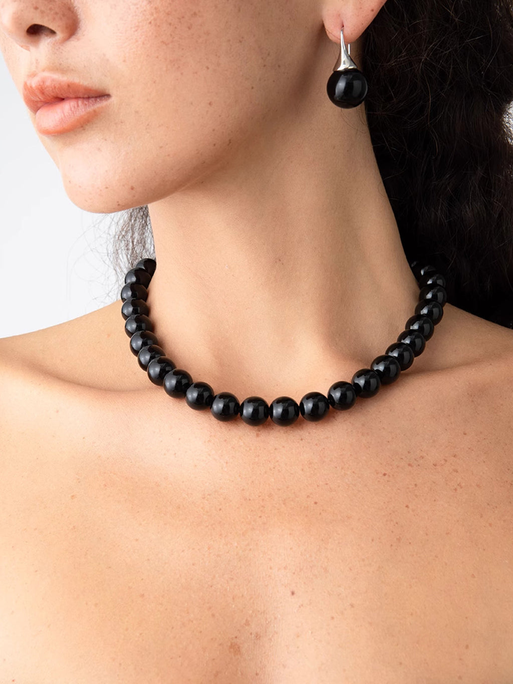 GR | Elegant Black Pearl Necklace with Refined Charm for Women