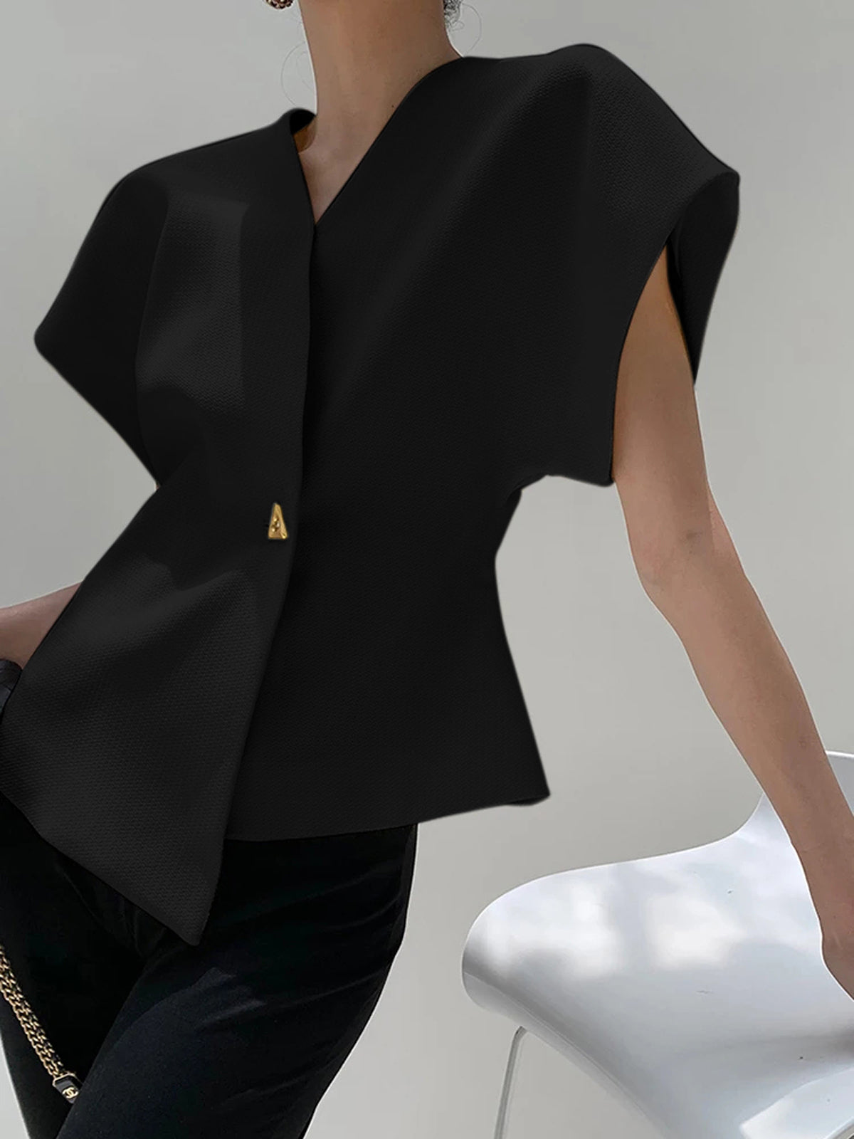GR | Asymmetrical V-neck top with lightweight fabric for women